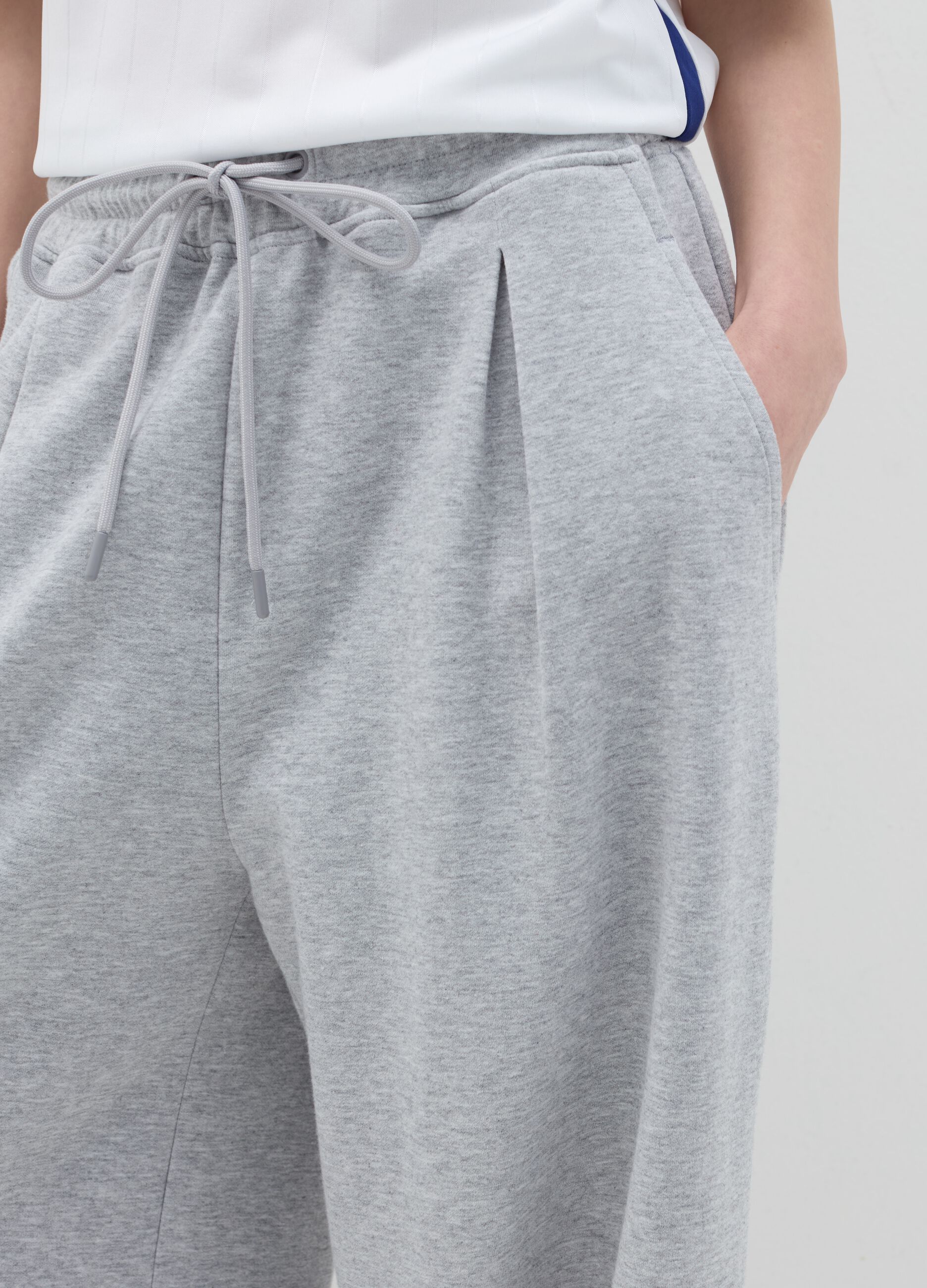 Wide-leg joggers with detail at the waist