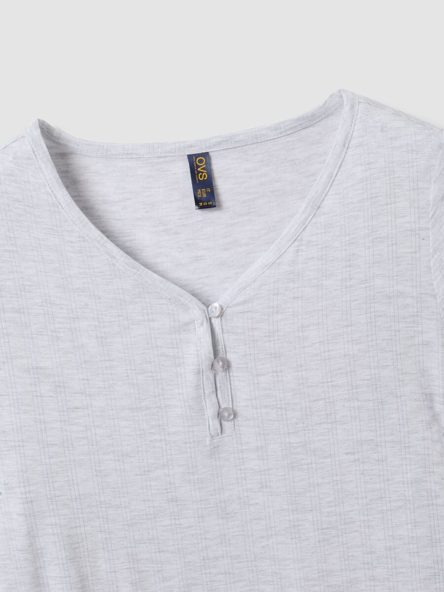 T-shirt pigiama grigia in viscosa elasticizzata con scollo a V_5