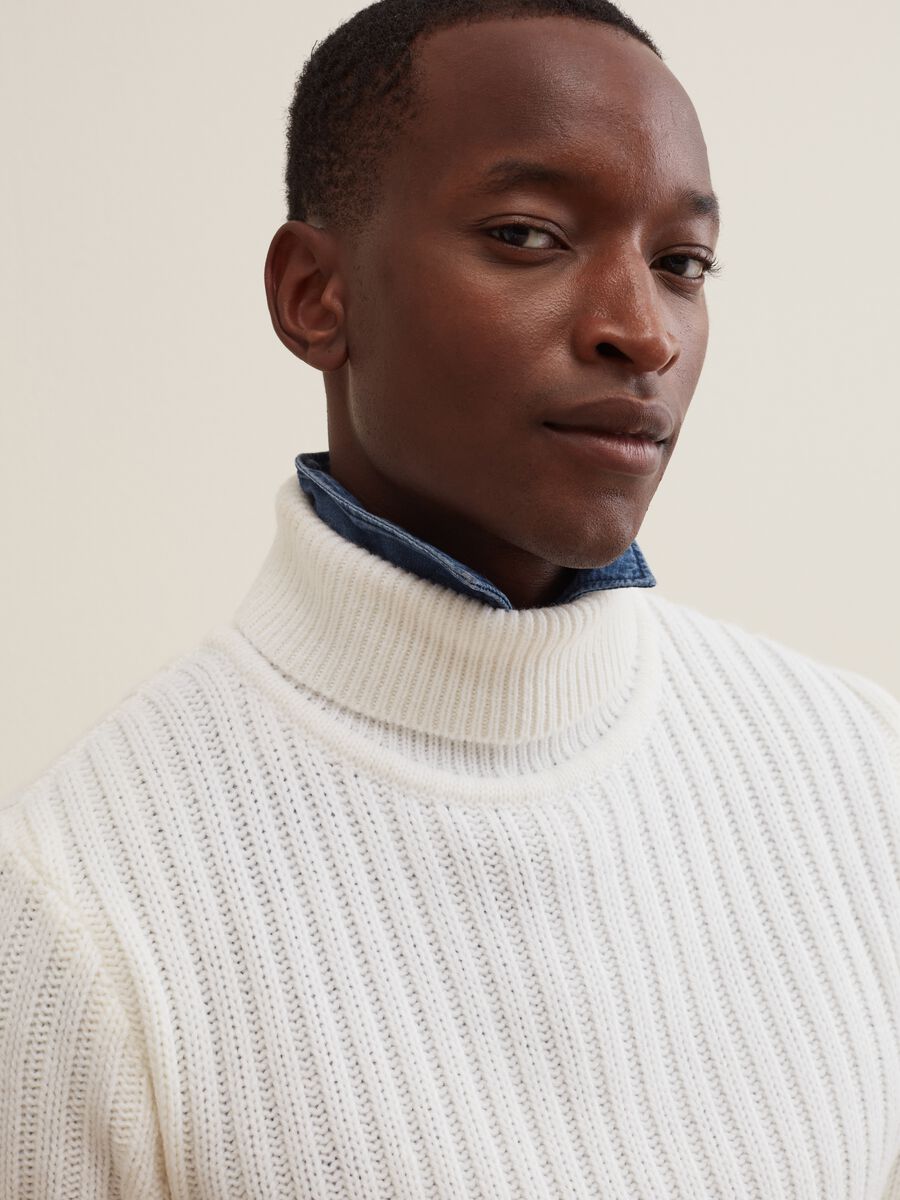 Pullover a coste con collo alto_1