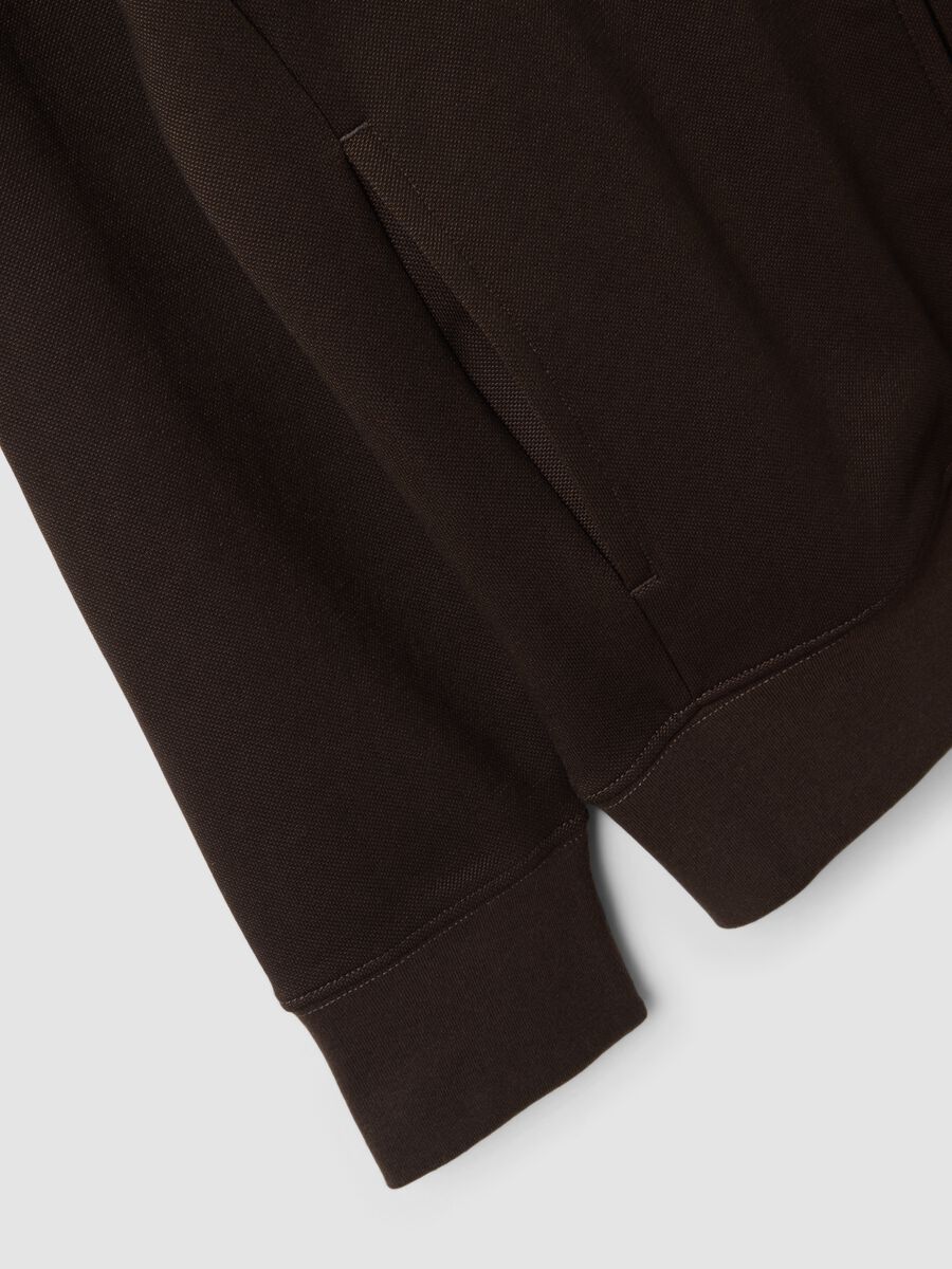 Felpa full zip marrone in piquet di tessuto elasticizzato con collo a costine_5
