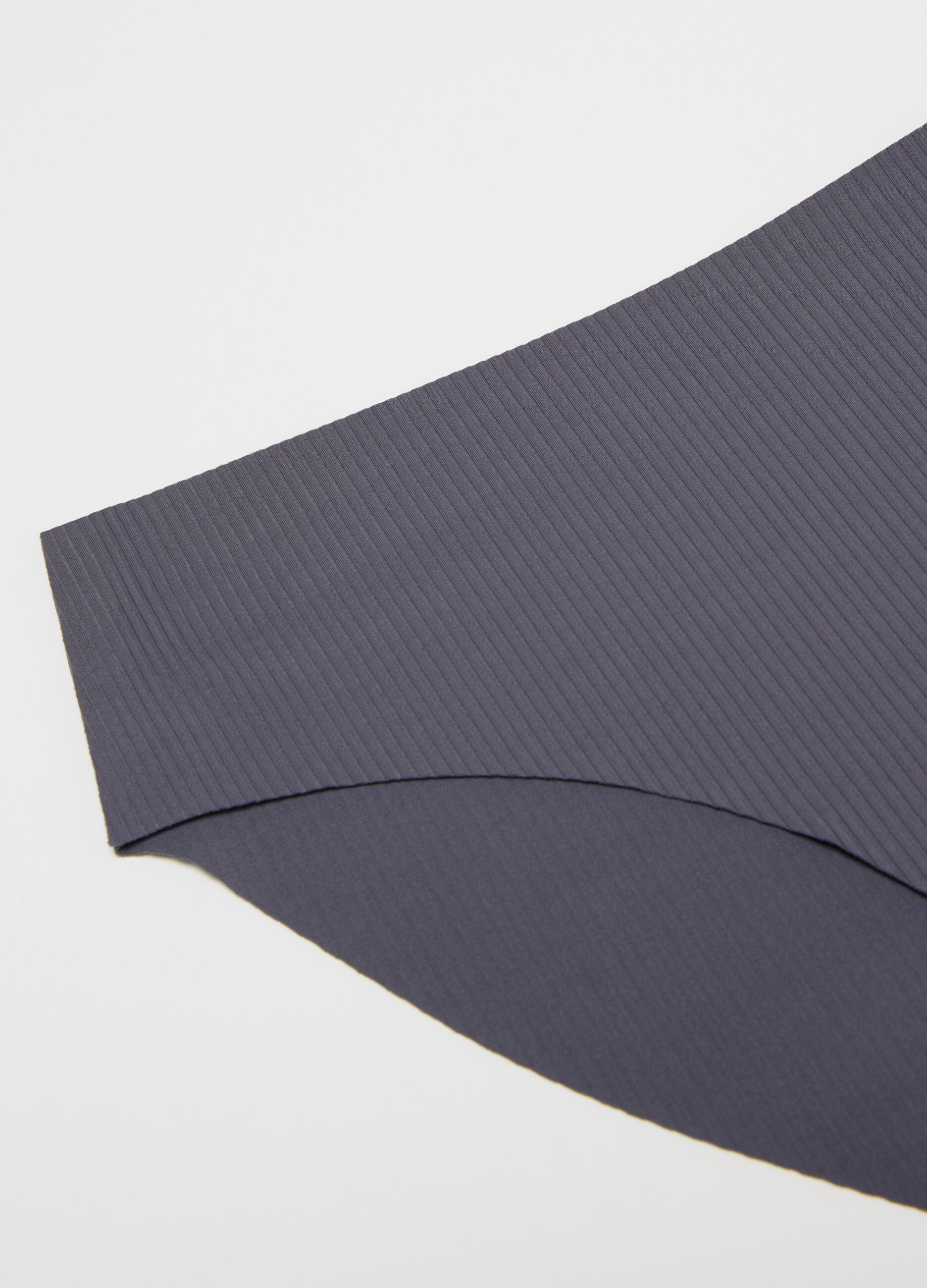 Seam-free ribbed briefs