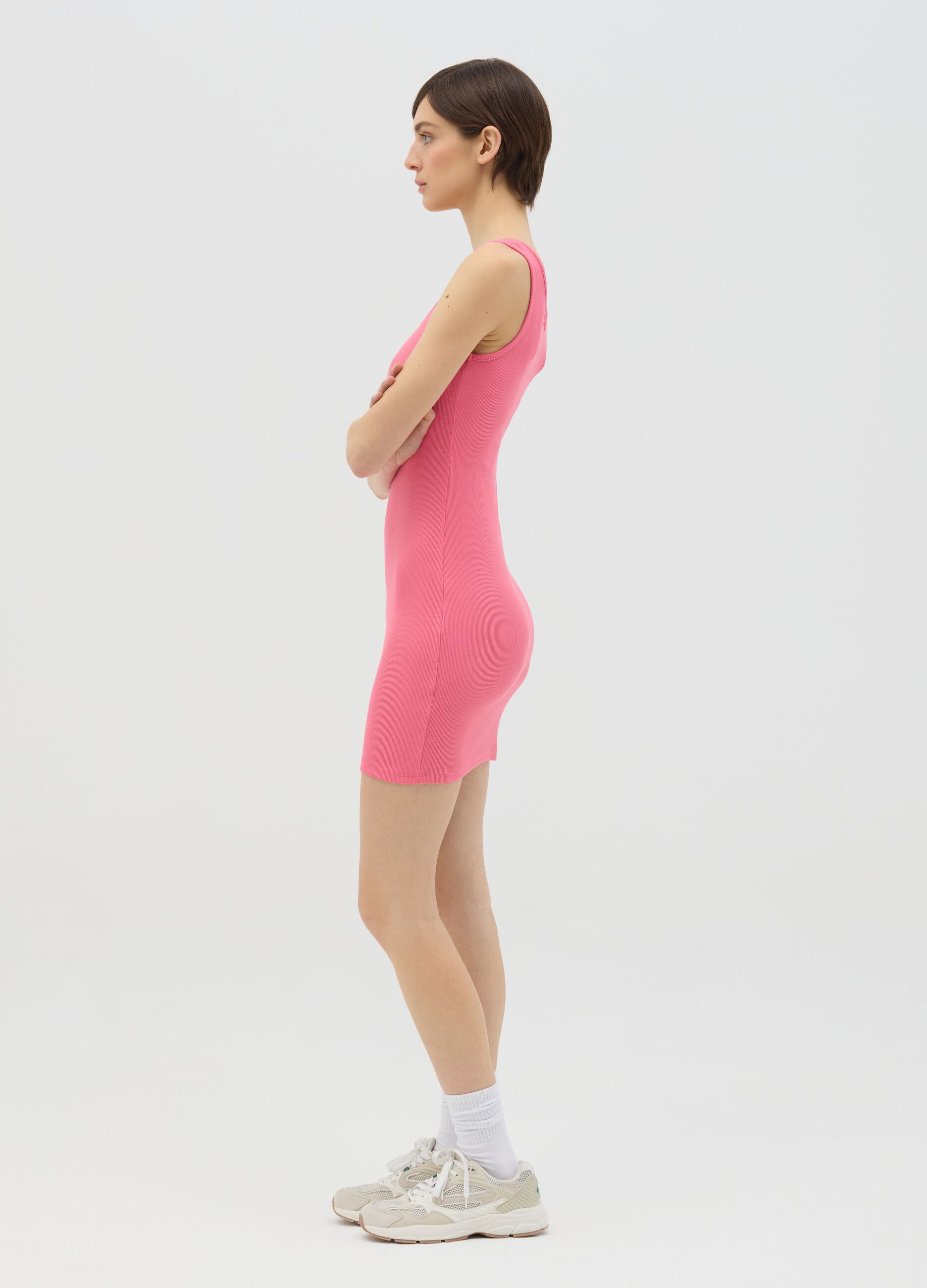 Fitted pink cotton dress with long sleeves