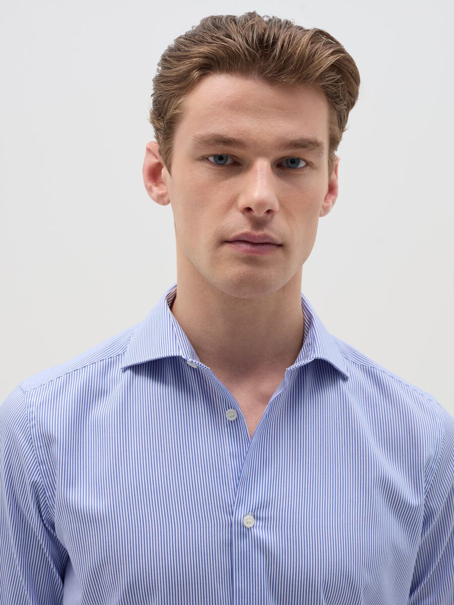 Slim-fit easy-iron shirt with thin stripes_2
