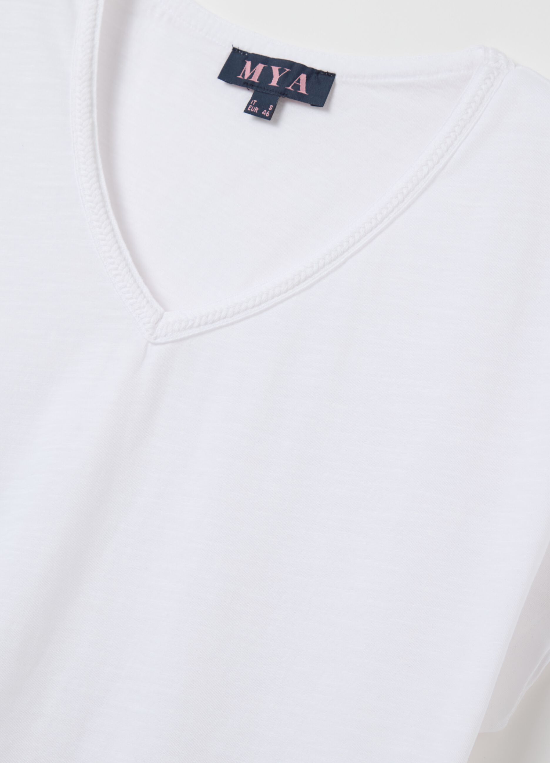 T-shirt bianca con scollo a V Curvy