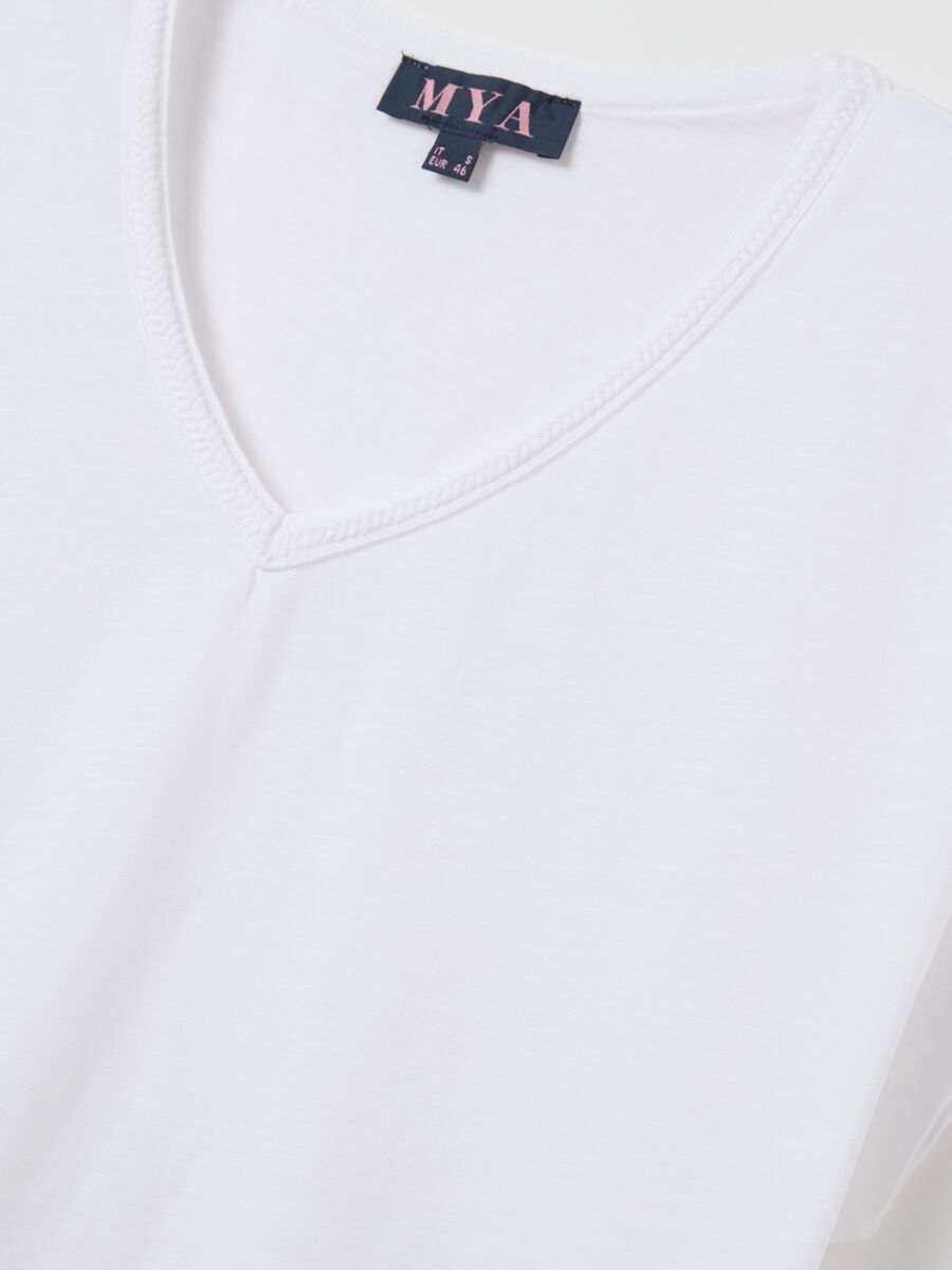 Curvy white T-shirt with V neck_1