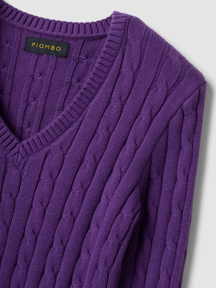 Maglia viola in puro cotone a trecce con scollo profondo a V_5