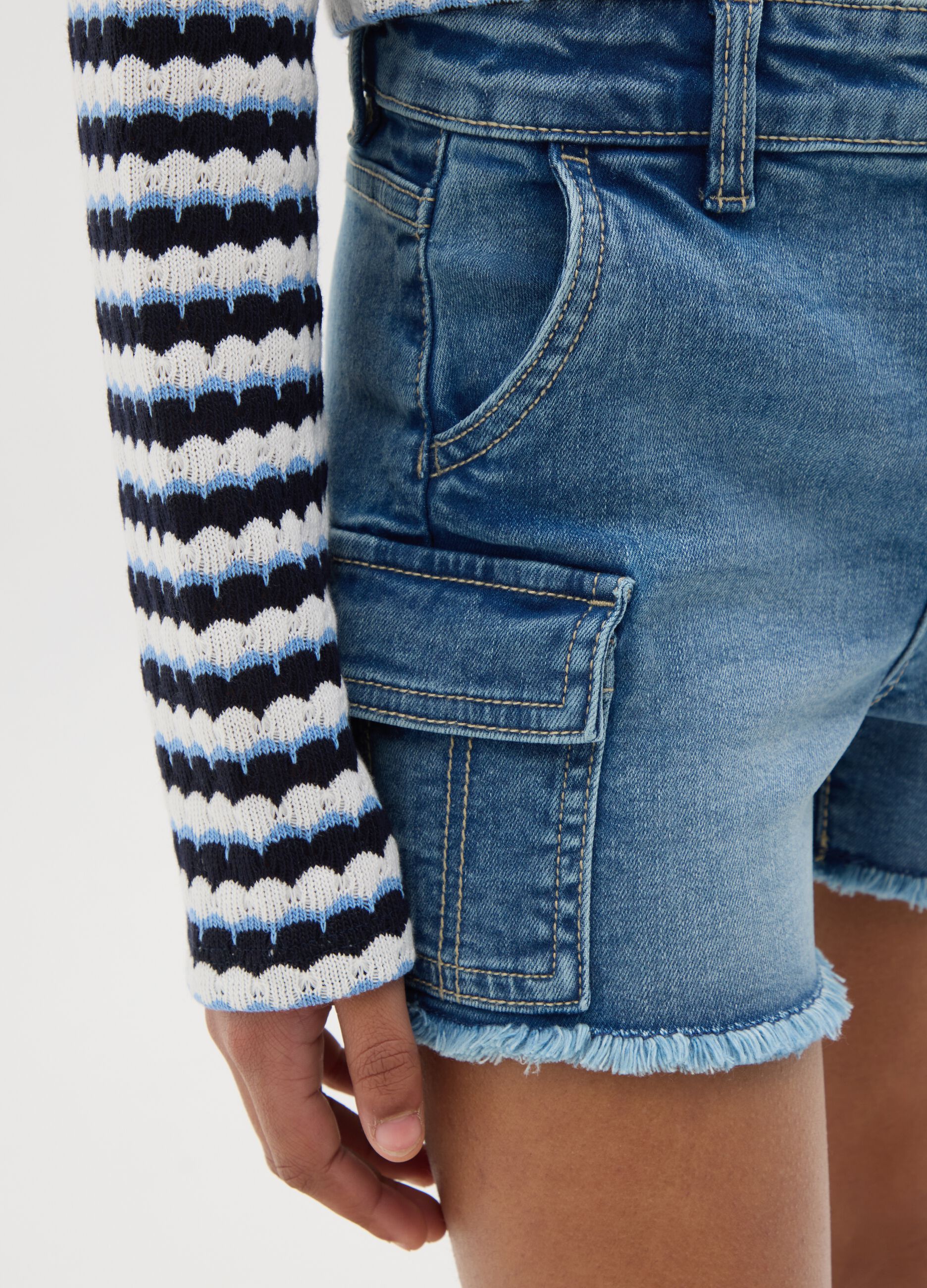 Shorts cargo denim con orlo sfrangiato