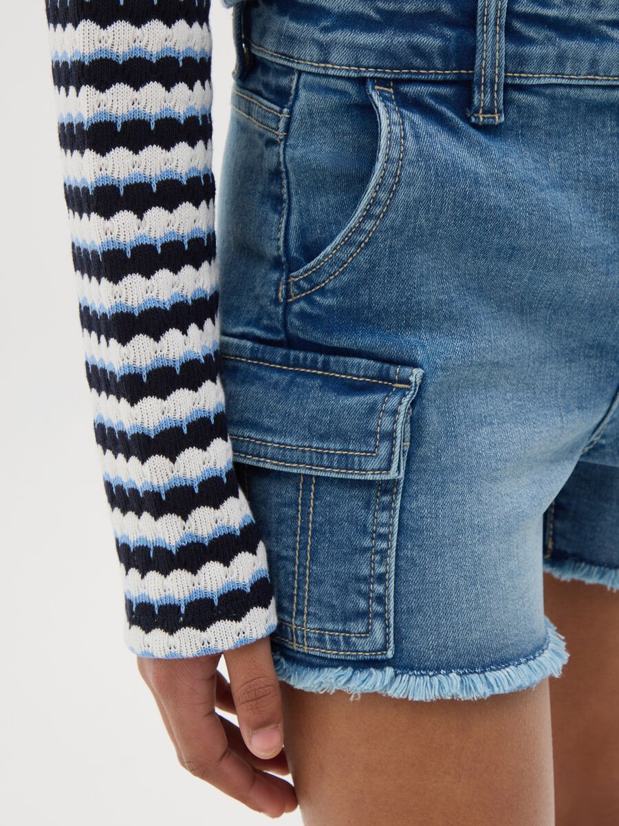 Shorts cargo denim con orlo sfrangiato_2