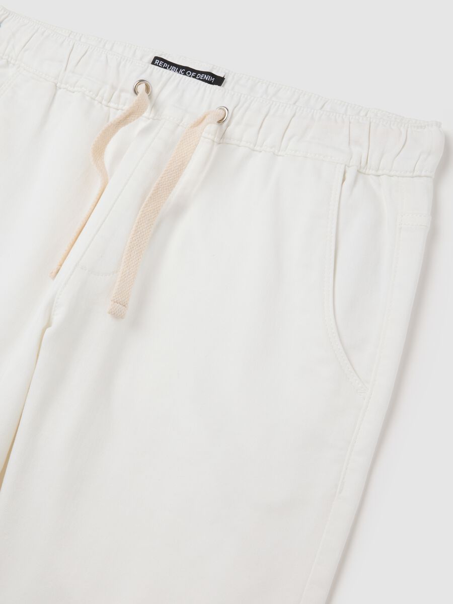 Men's white regular fit stretch cotton Bermuda shorts with drawstring waist_4