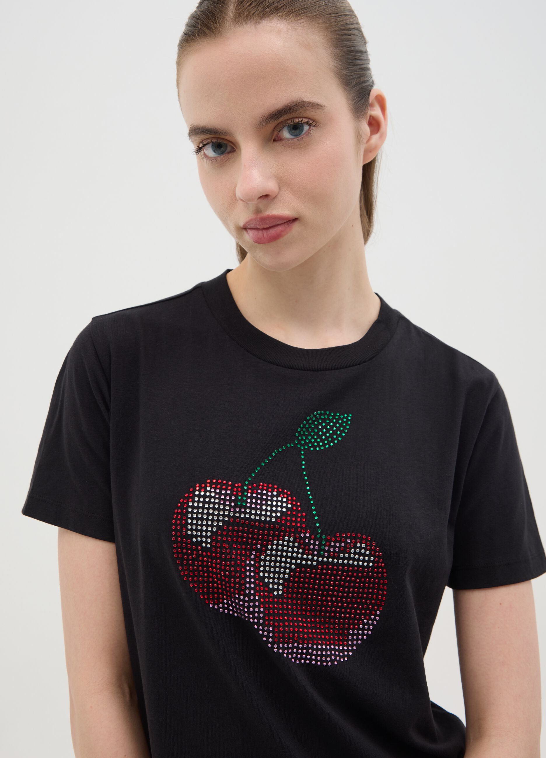 T-shirt nera in cotone con ciliegie di strass
