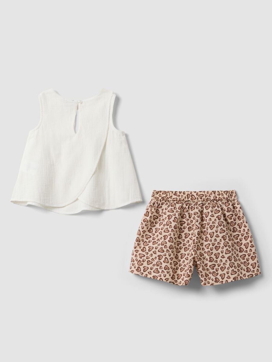 Completo bianco in puro cotone con top smanicato e shorts_1