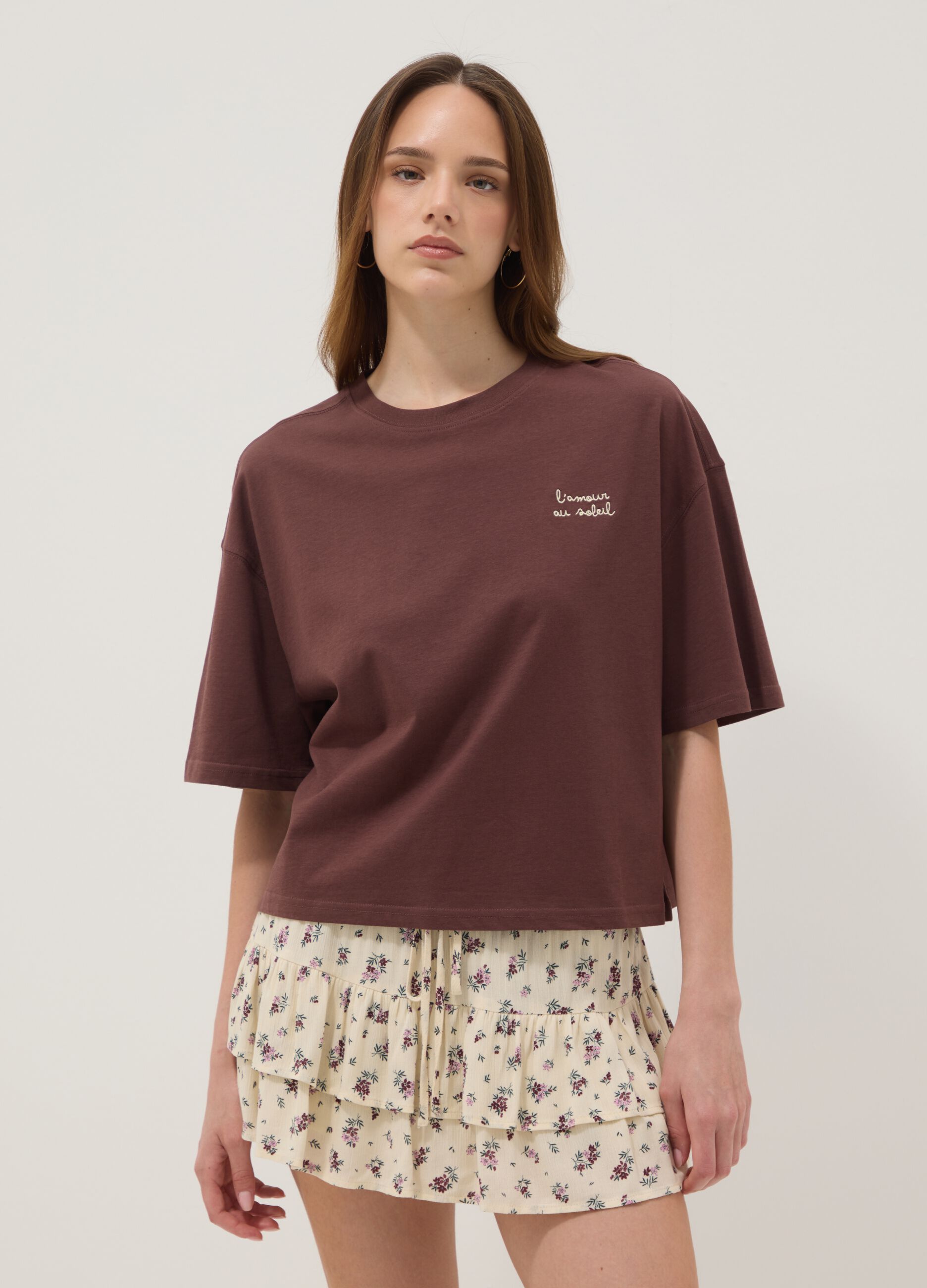T-shirt marrone in puro cotone con ricamo boxy fit