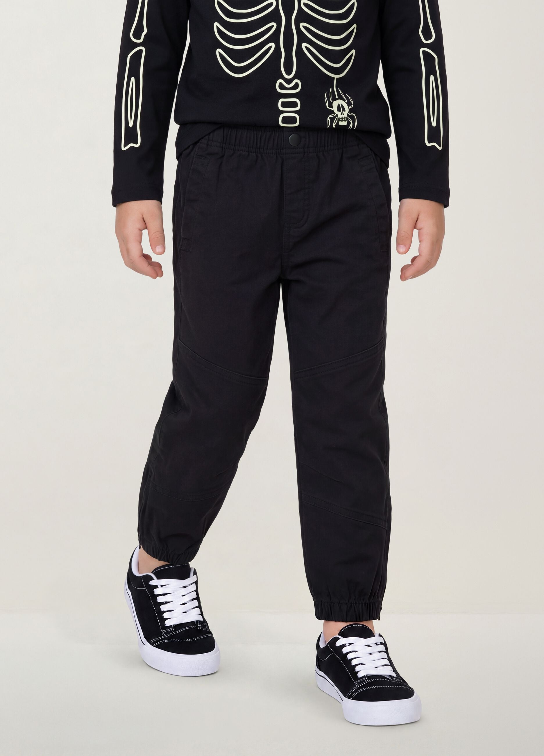 Pantaloni neri in cotone elasticizzato con fondo elasticizzato per bambino