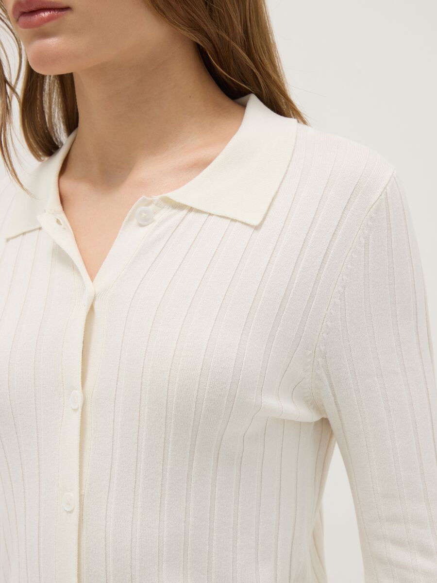 Cardigan bianco a coste slim fit con collo polo_3