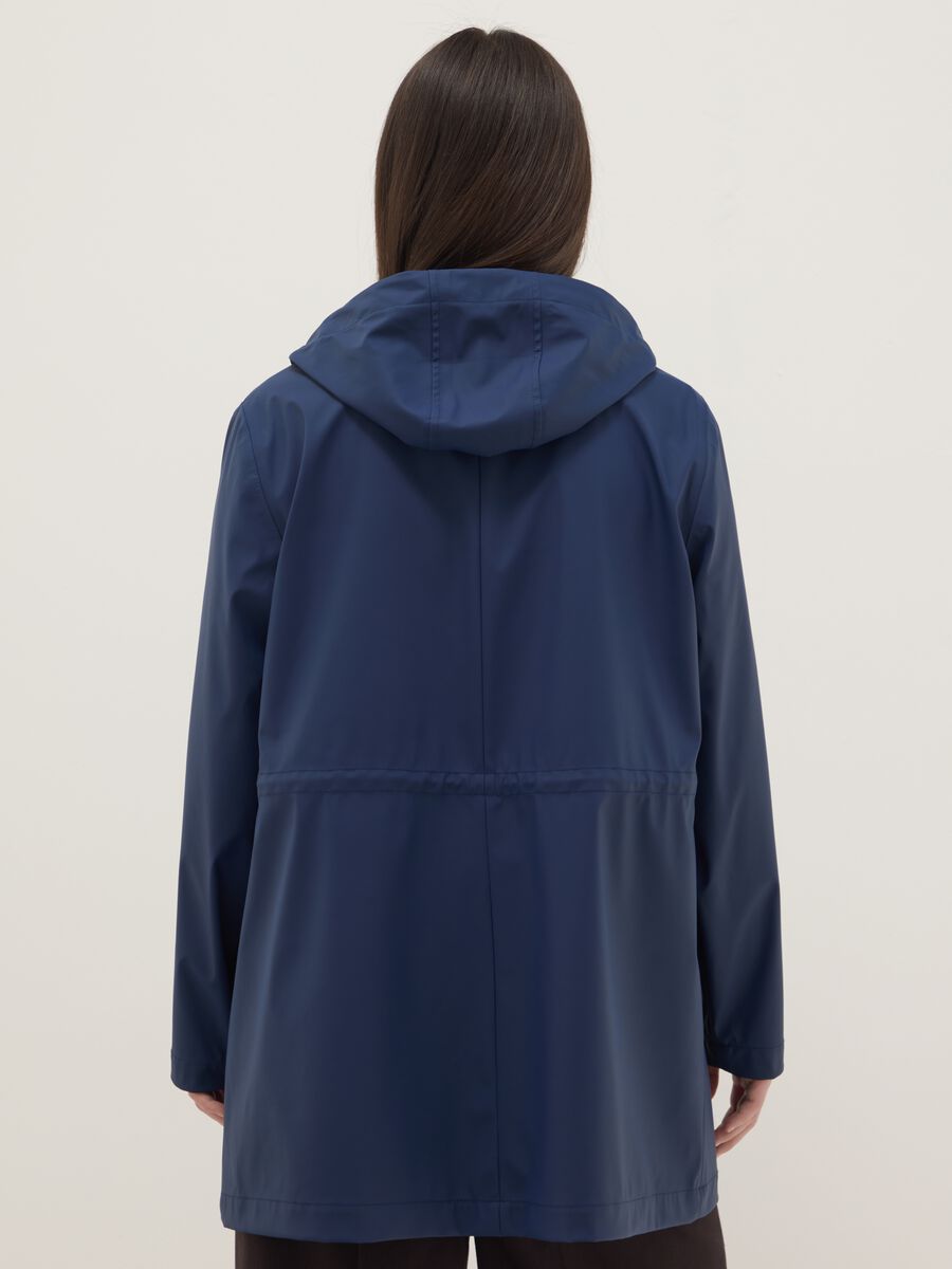 Giacca blu da pioggia regular fit con cappuccio_2