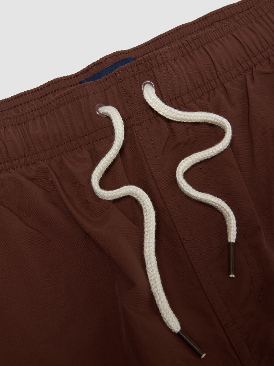 Boxer da mare marrone con vita elasticizzata e coulisse_1