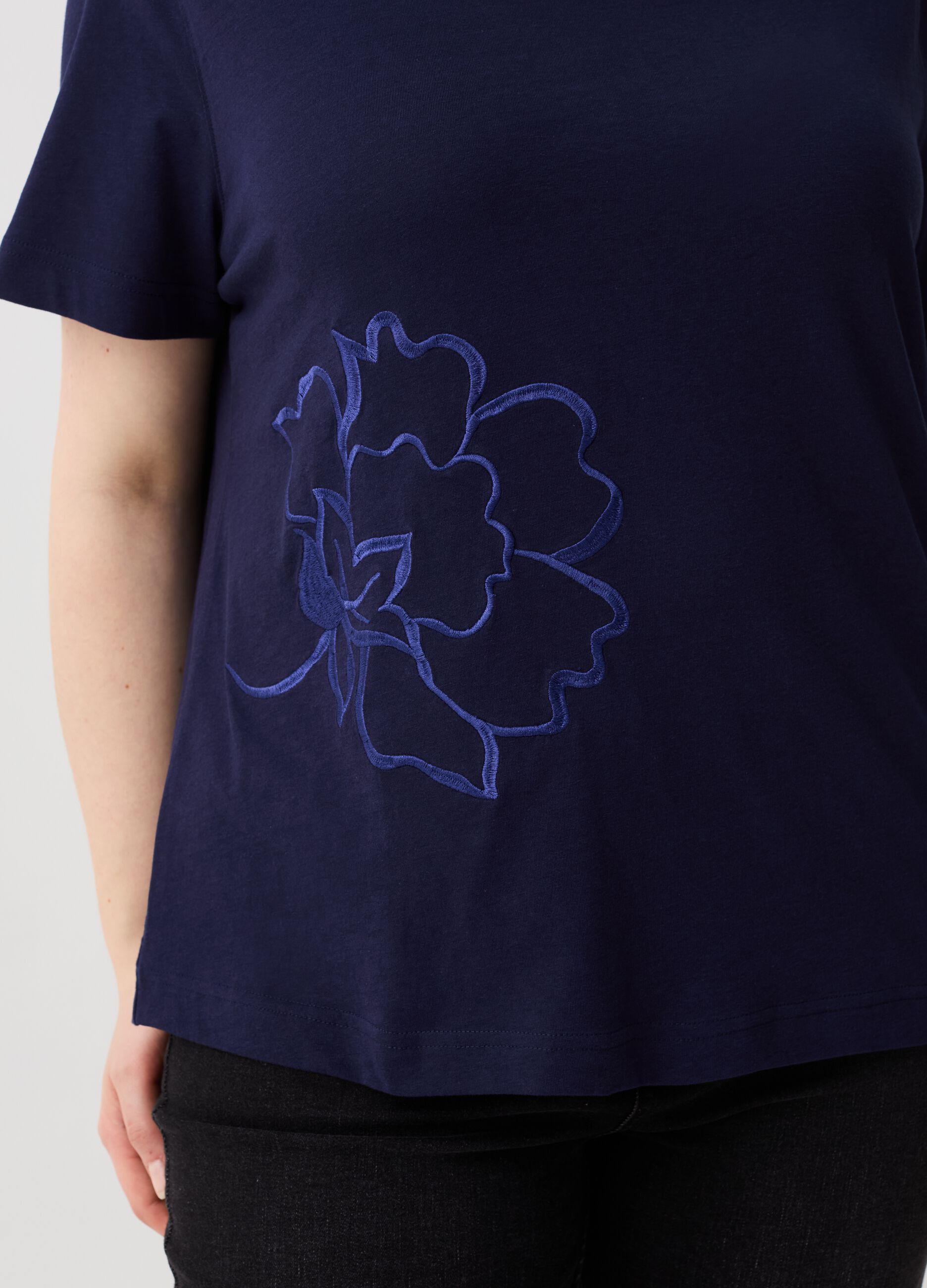 T-shirt con ricamo fiore Curvy