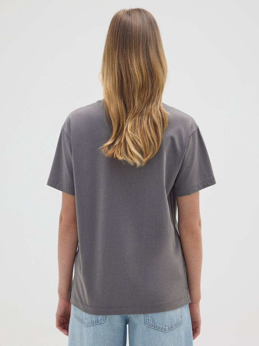 T-shirt in puro cotone grigia regular fit con volant_2