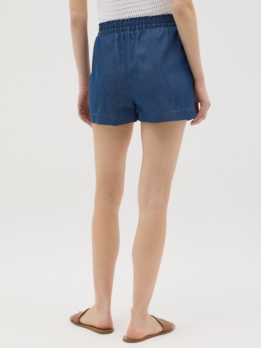 Fluid shorts in denim with bow_2