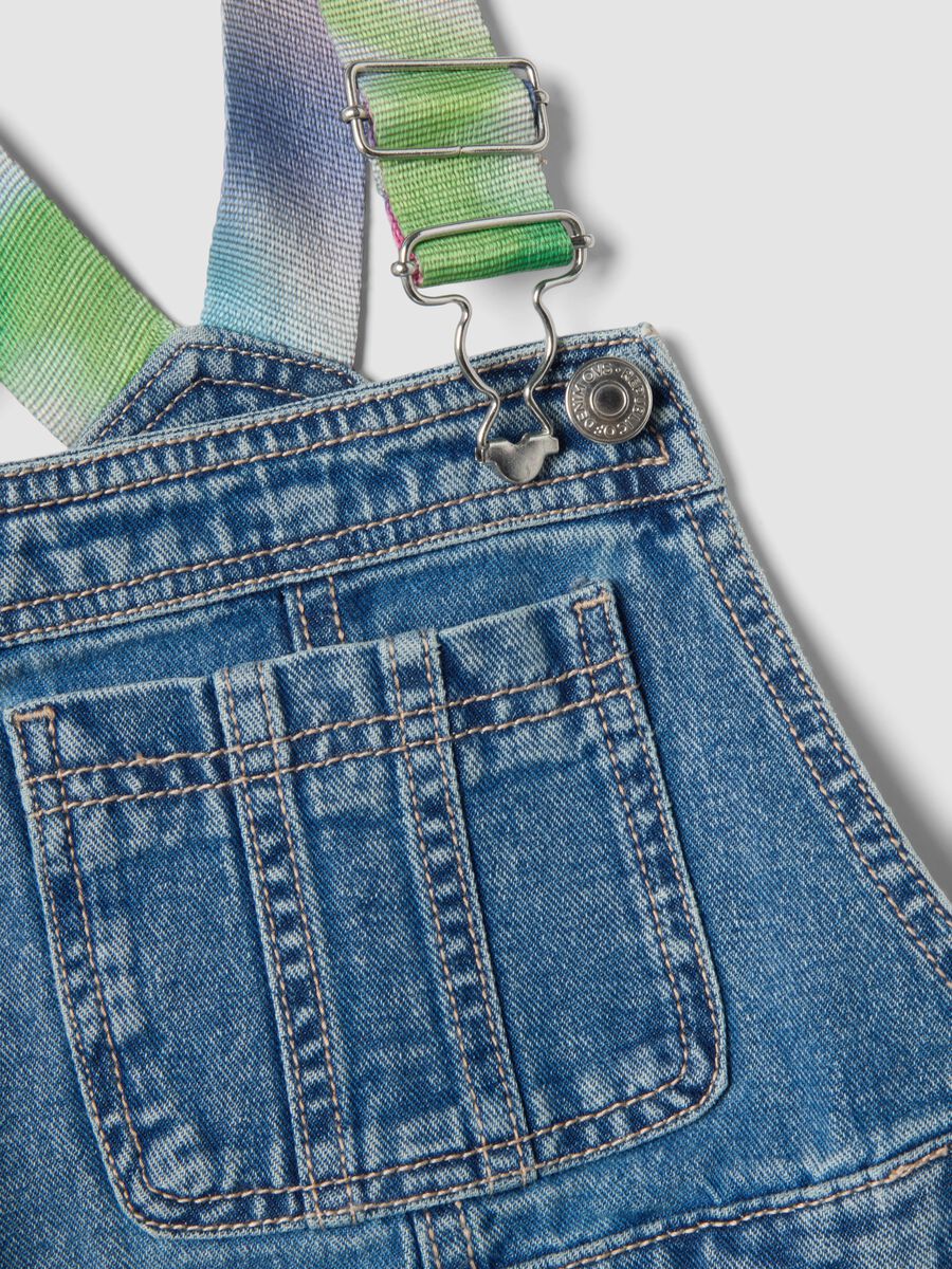 Salopette denim blu in puro cotone da bambina con bretelle colorate_2