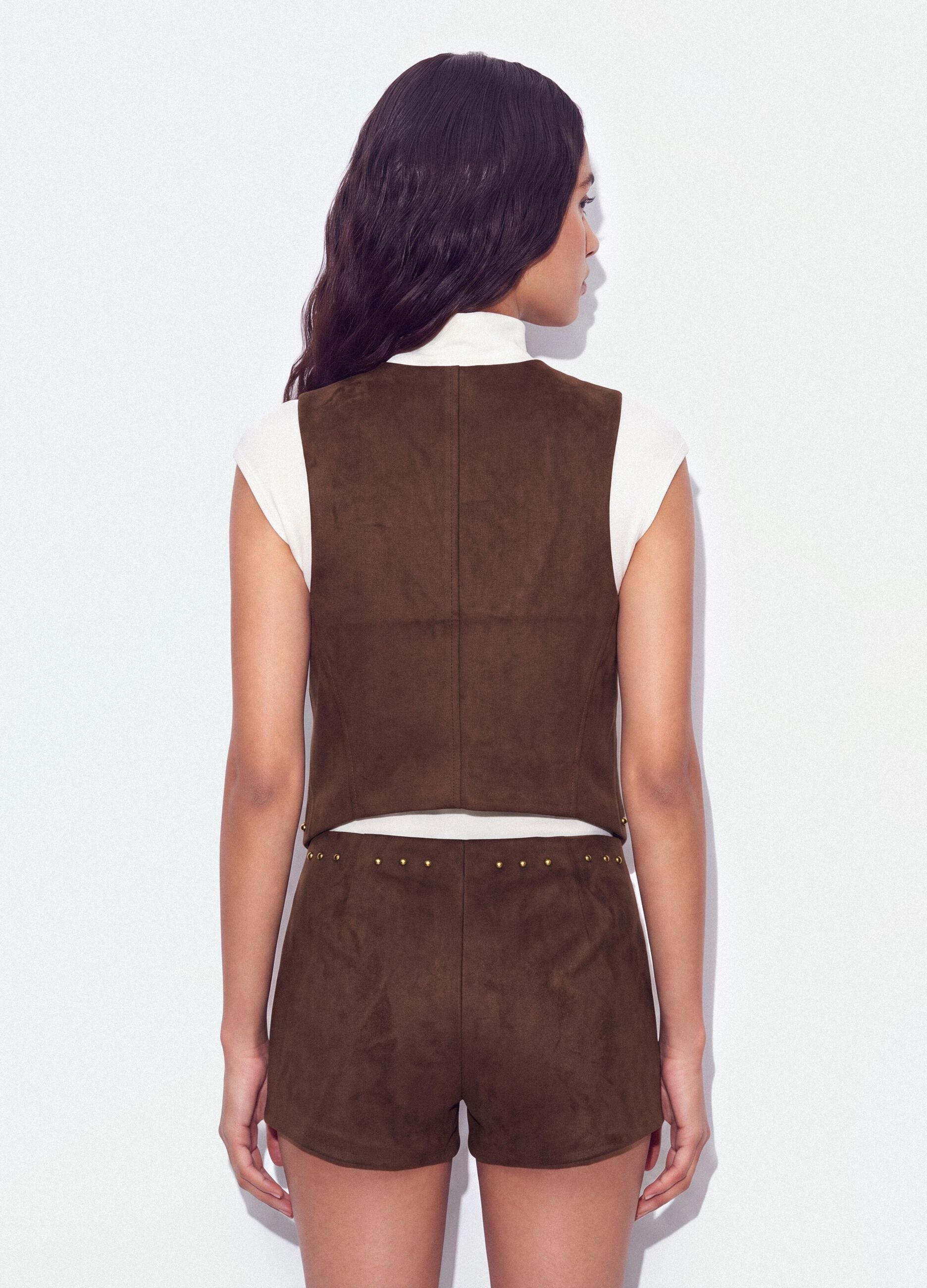 Gilet marrone in tessuto elasticizzato con borchie regular fit