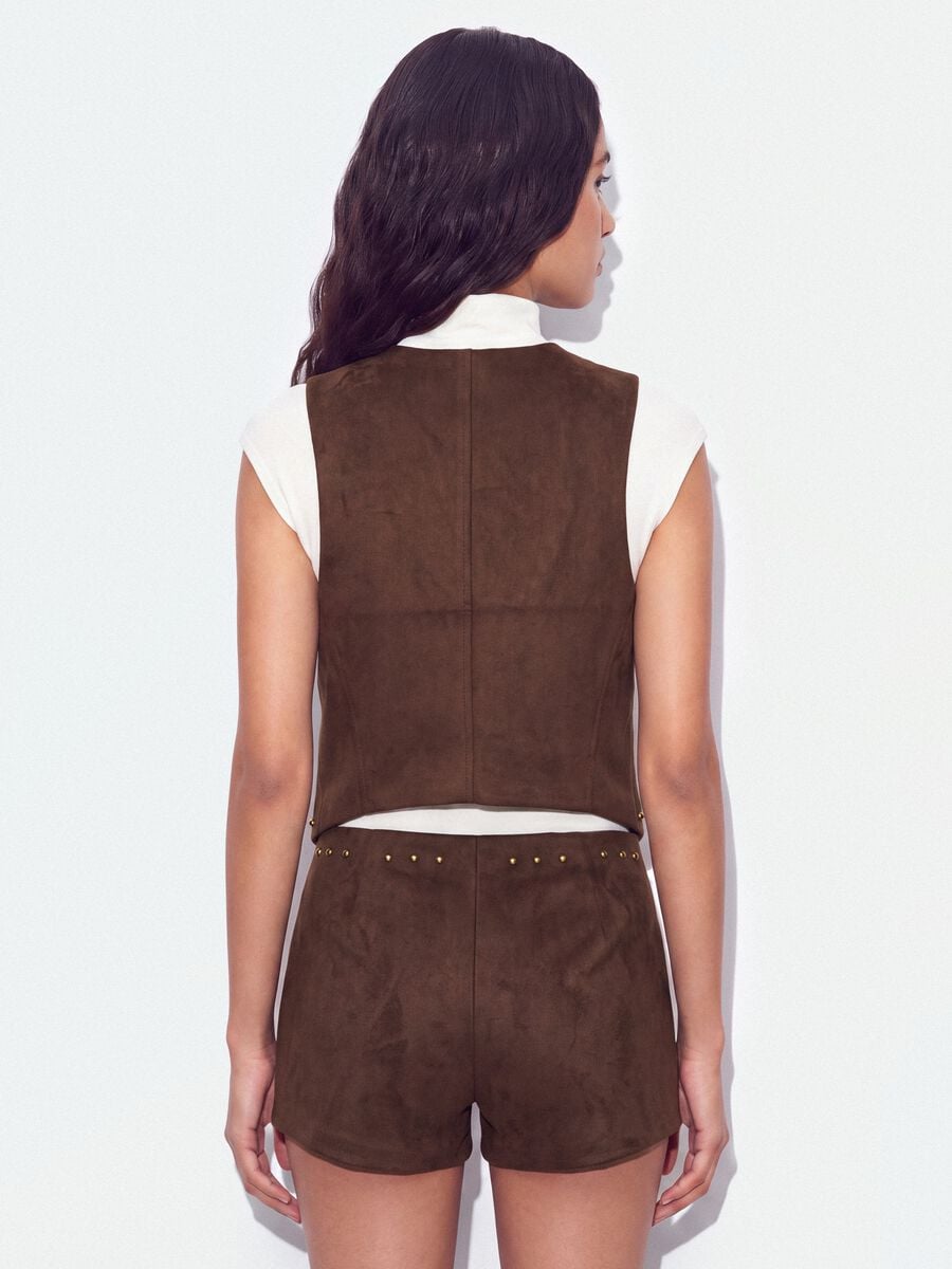 Gilet marrone in tessuto elasticizzato con borchie regular fit_3