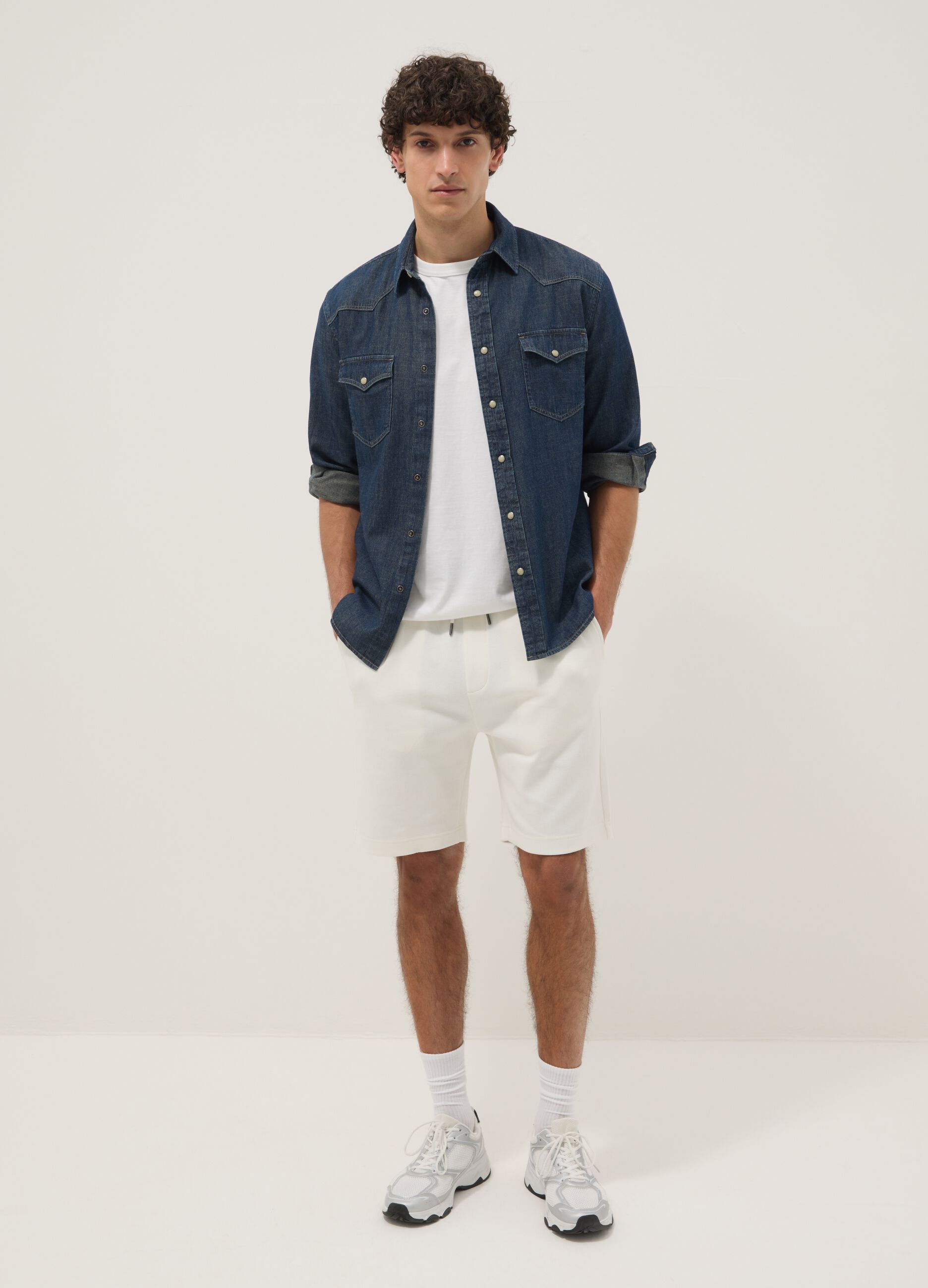 White pure cotton shorts with elasticated waist, regular fit