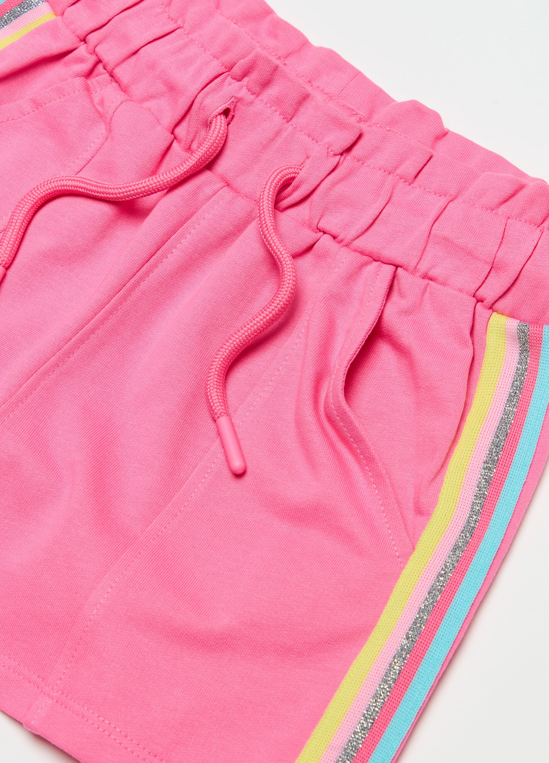 Shorts with striped bands and drawstring