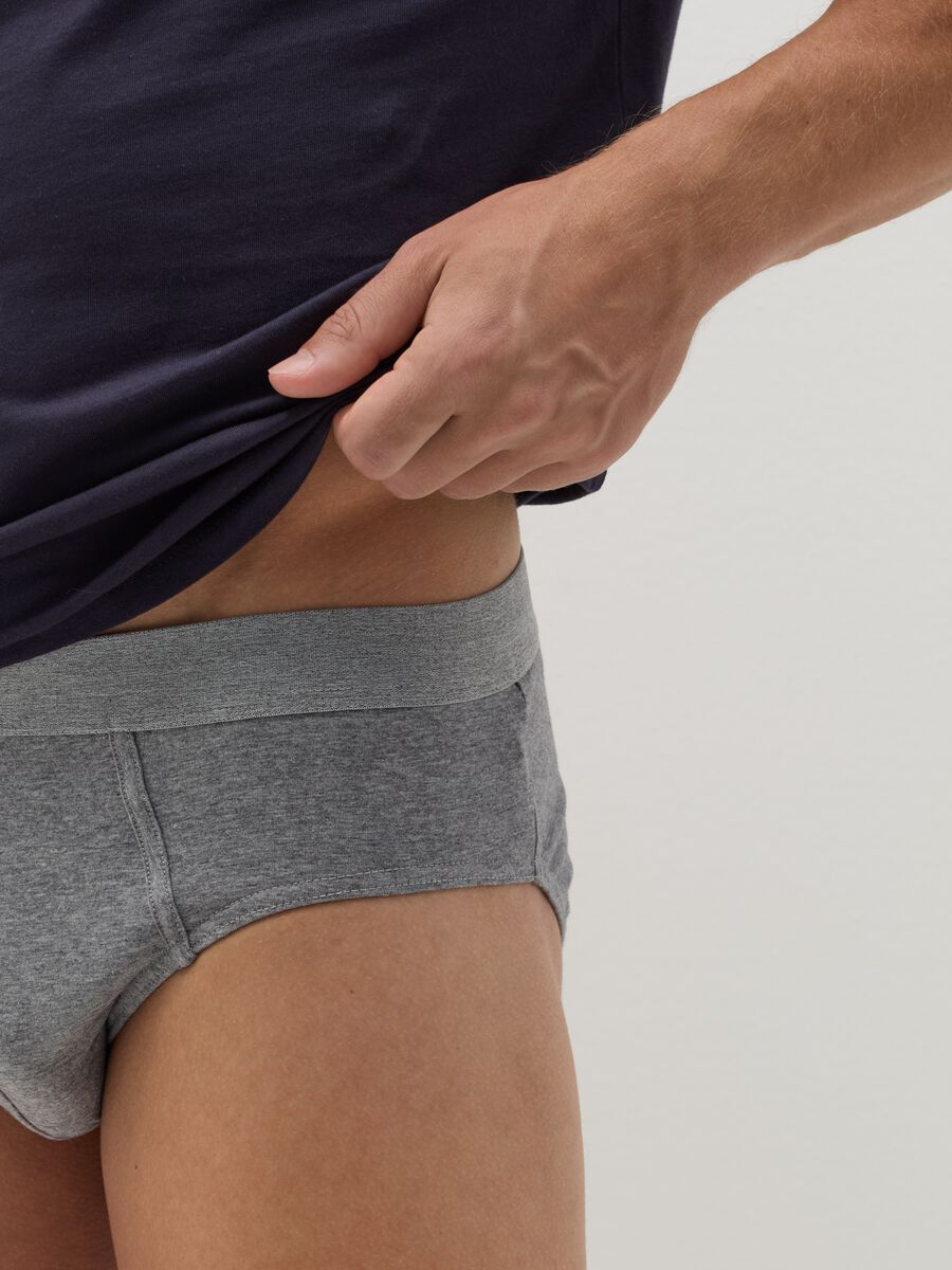 Three-pack briefs with contrasting details_3