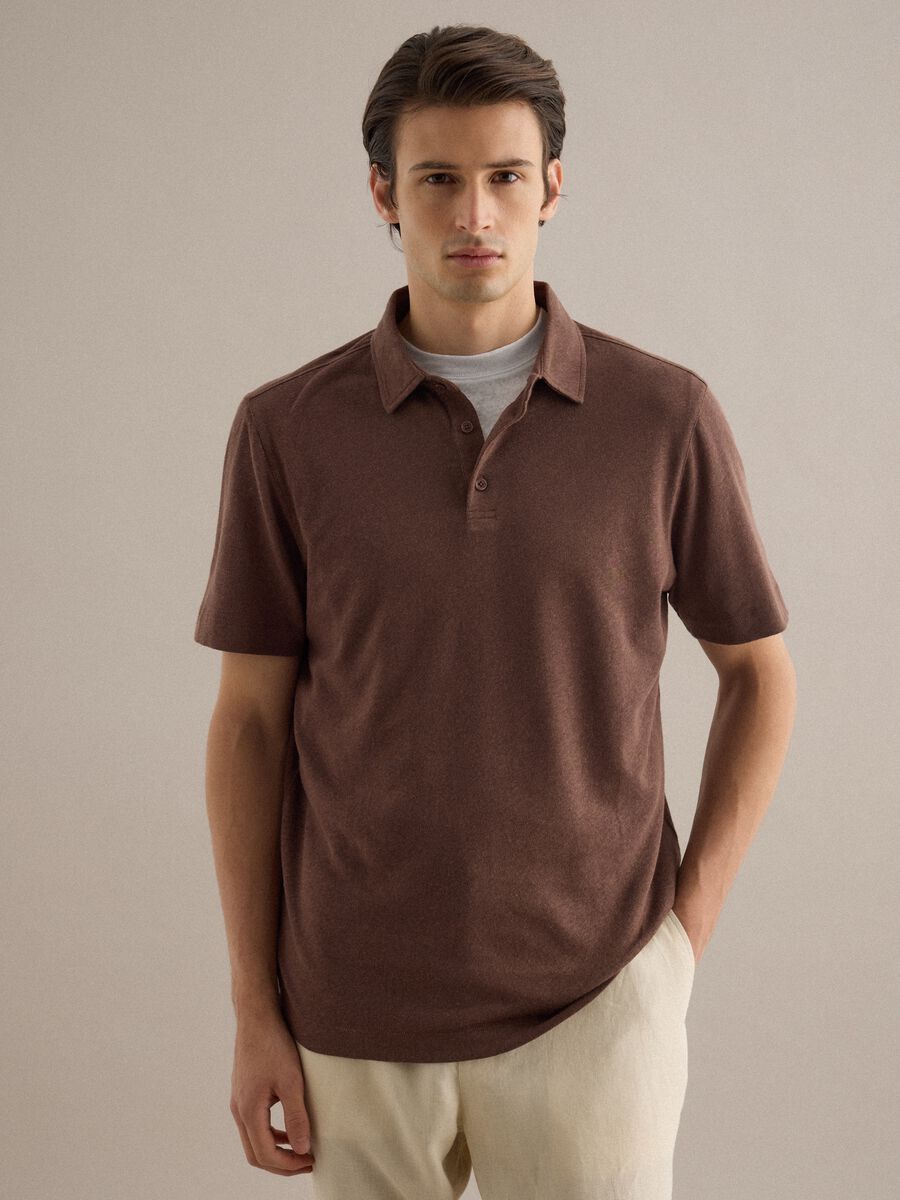 Polo in misto lino e cotone marrone regular fit_0