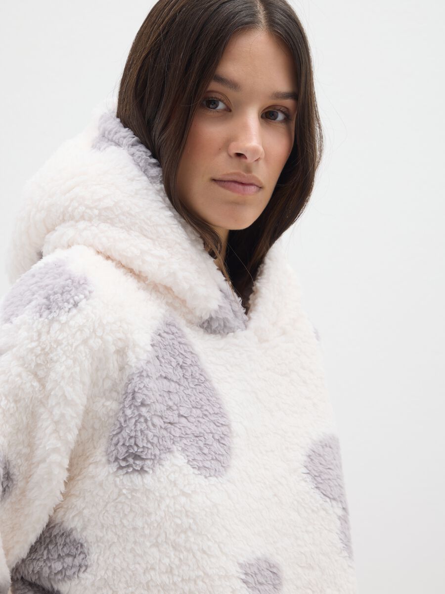 White Sherpa Dressing Gown with Grey Hearts_0
