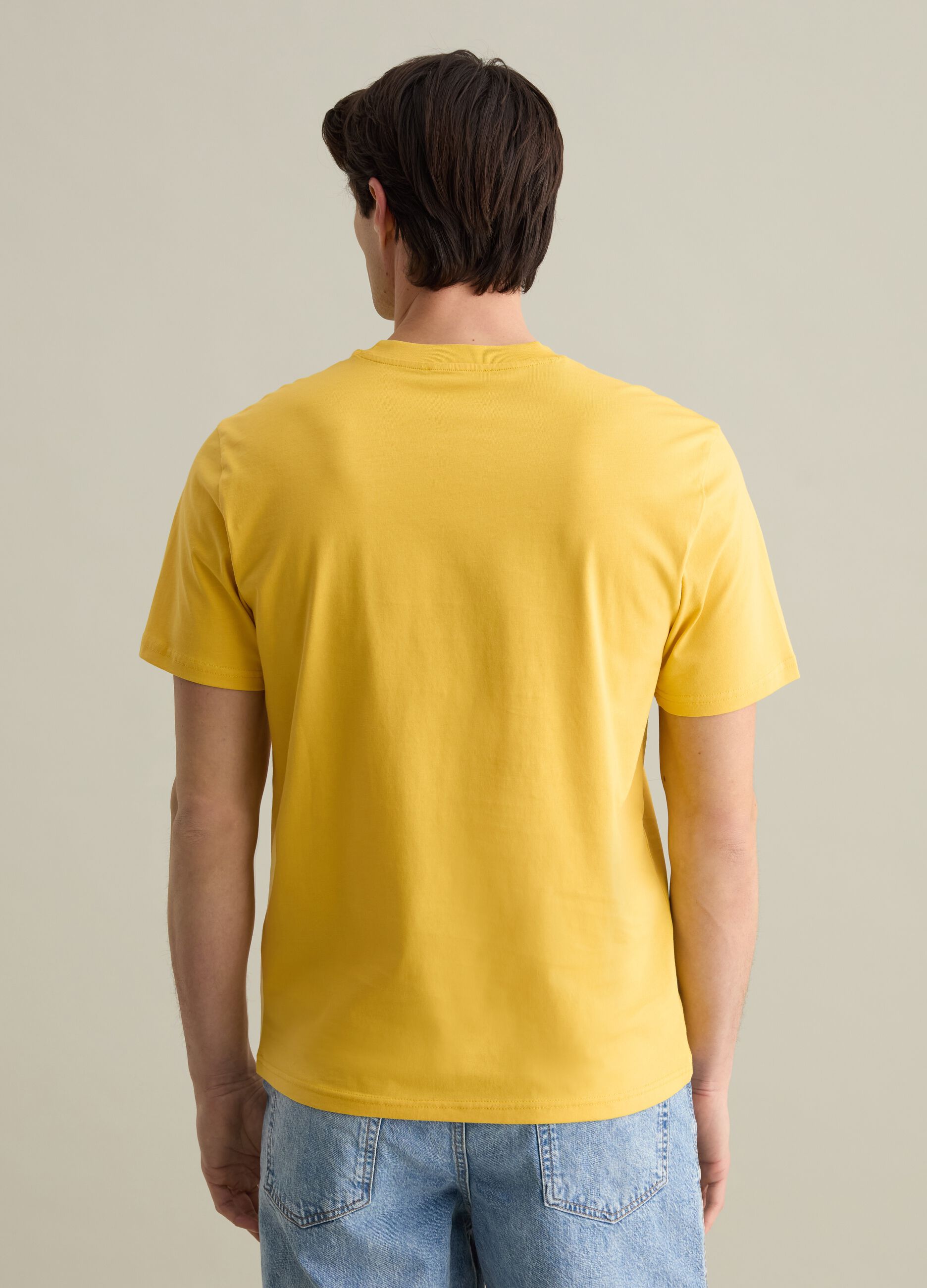 Plain cotton T-shirt with round neck.