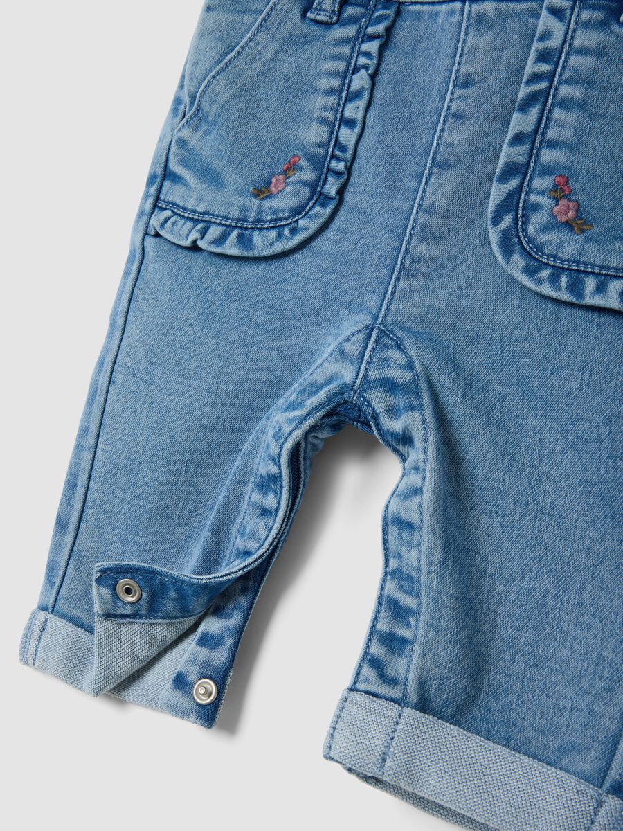 Salopette denim in cotone elasticizzato con tasche_3