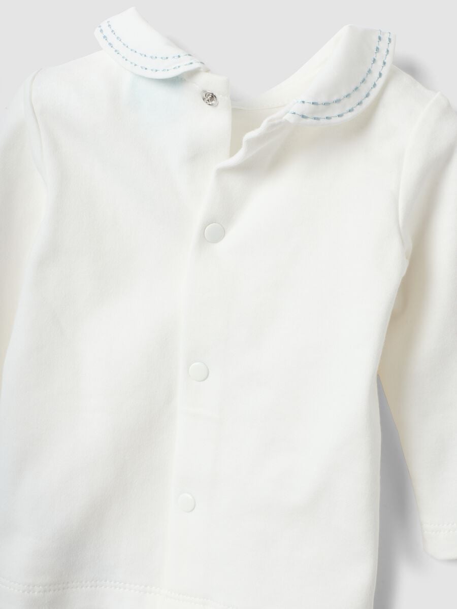 Completo azzurro e bianco in misto cotone organico con ricamo Mickey per neonato_3