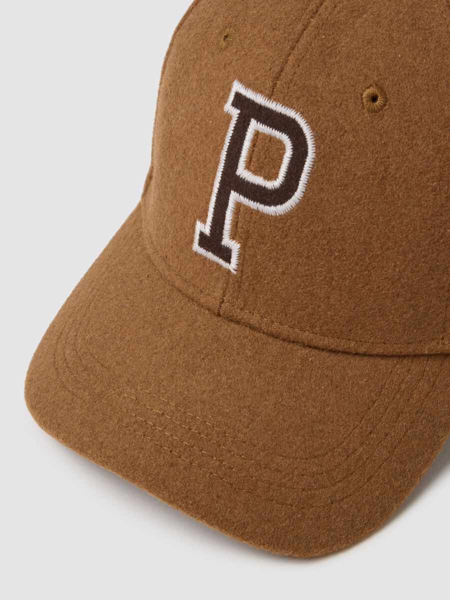 Cappello marrone con lettera ricamata_2