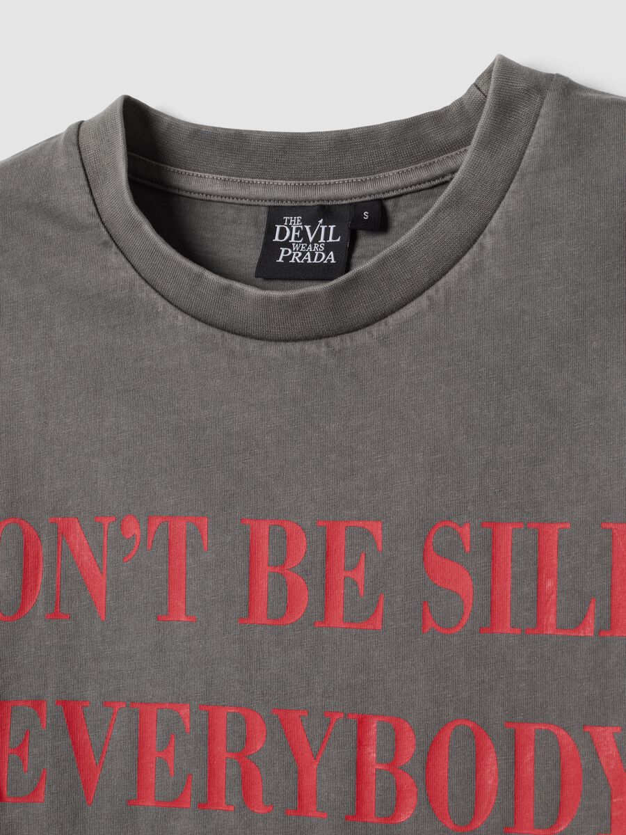 Grey pure cotton T-shirt with &ldquo;The Devil Wears Prada&rdquo; print, oversized fit_5