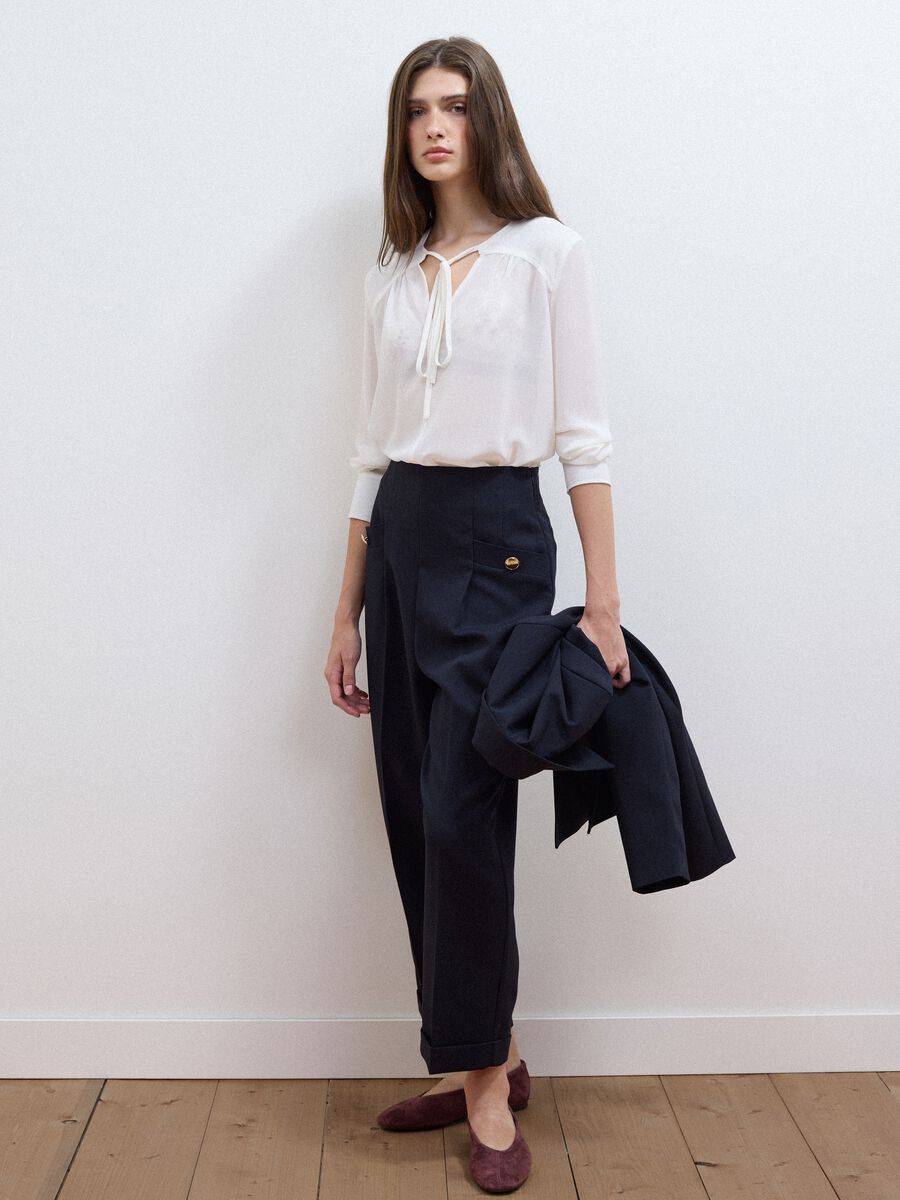 White regular-fit blouse with V-neck and tie detail_2