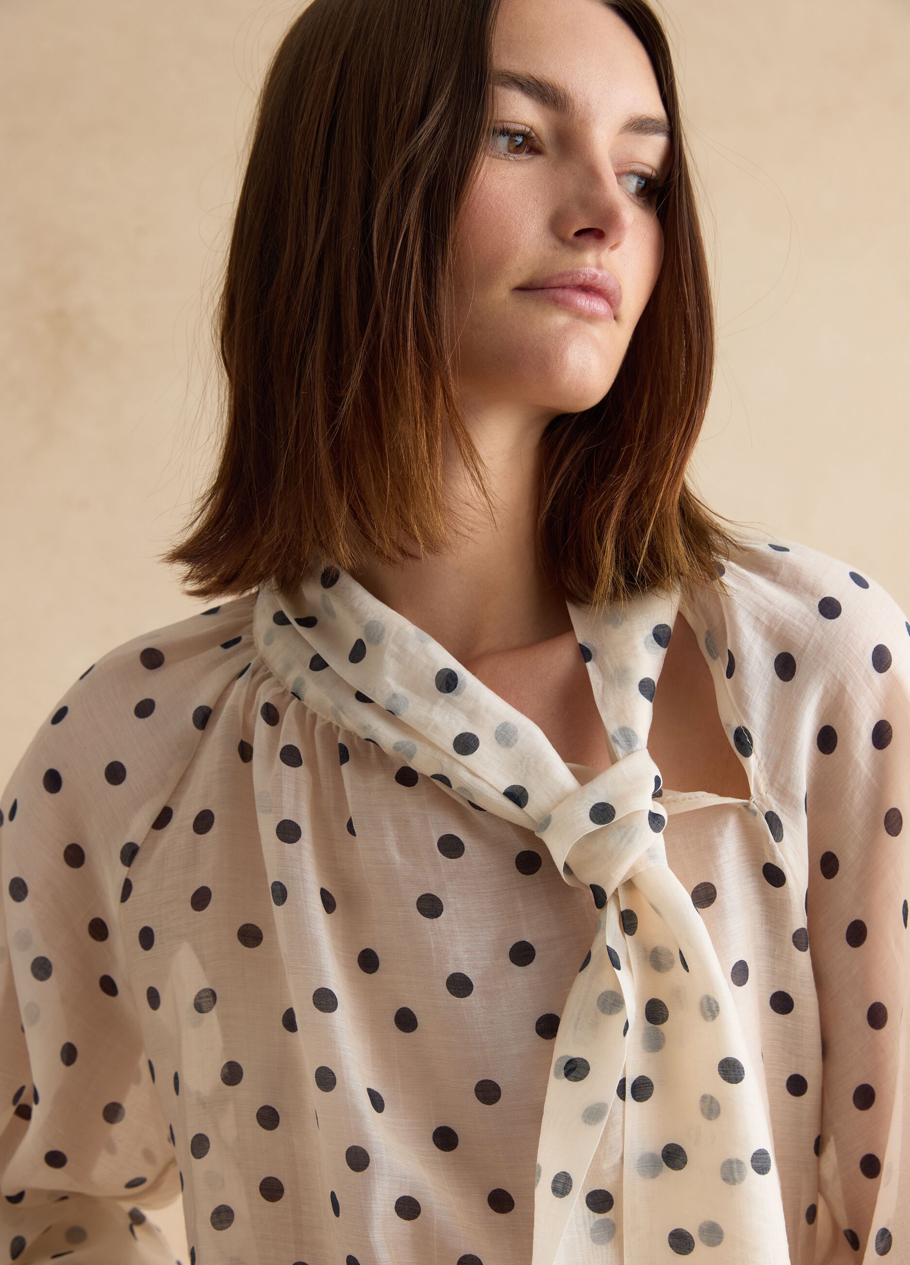 Camicia bianca a pois neri in misto lyocell regular fit