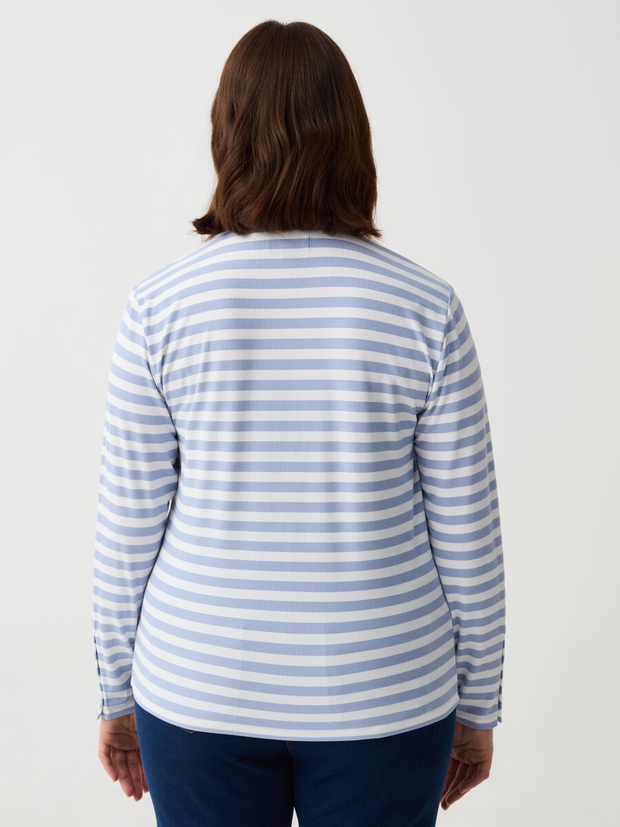 Curvy long-sleeved T-shirt with buttons_2