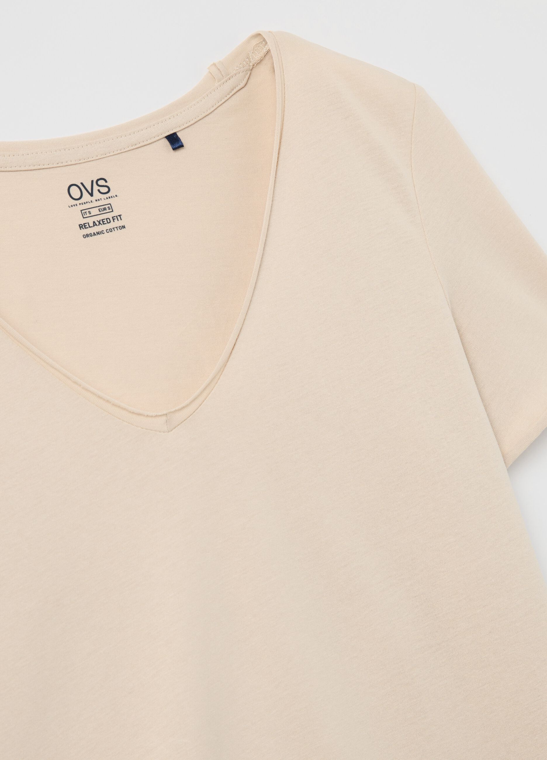 T-shirt beige in cotone bio con scollo a V
