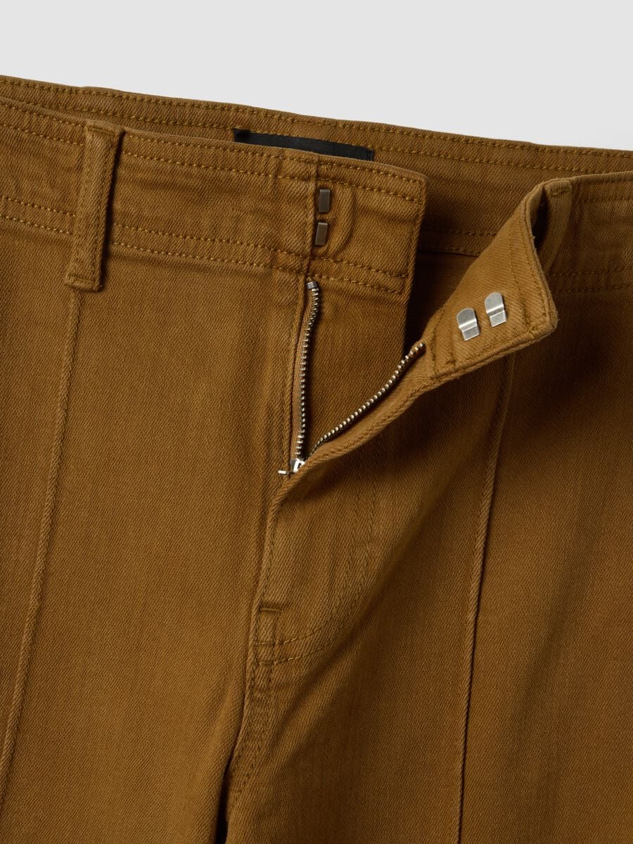 Jeans marroni wide leg in twill di cotone elasticizzato_5