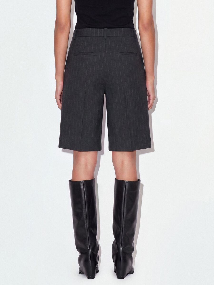 Grey wide-leg stretch viscose Bermuda shorts_2