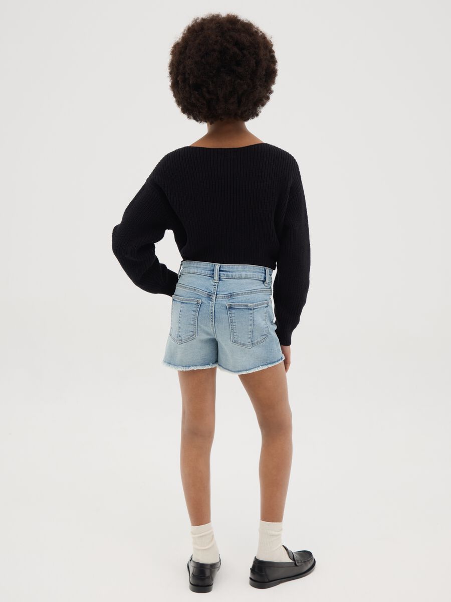 Shorts denim cinque tasche con orlo sfrangiato_3