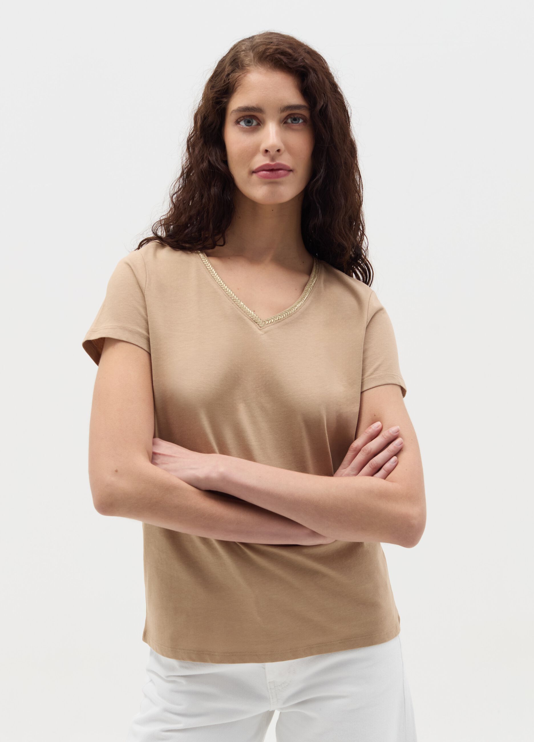 T-shirt with V neck and application