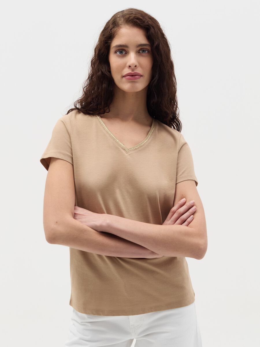 T-shirt with V neck and application_0