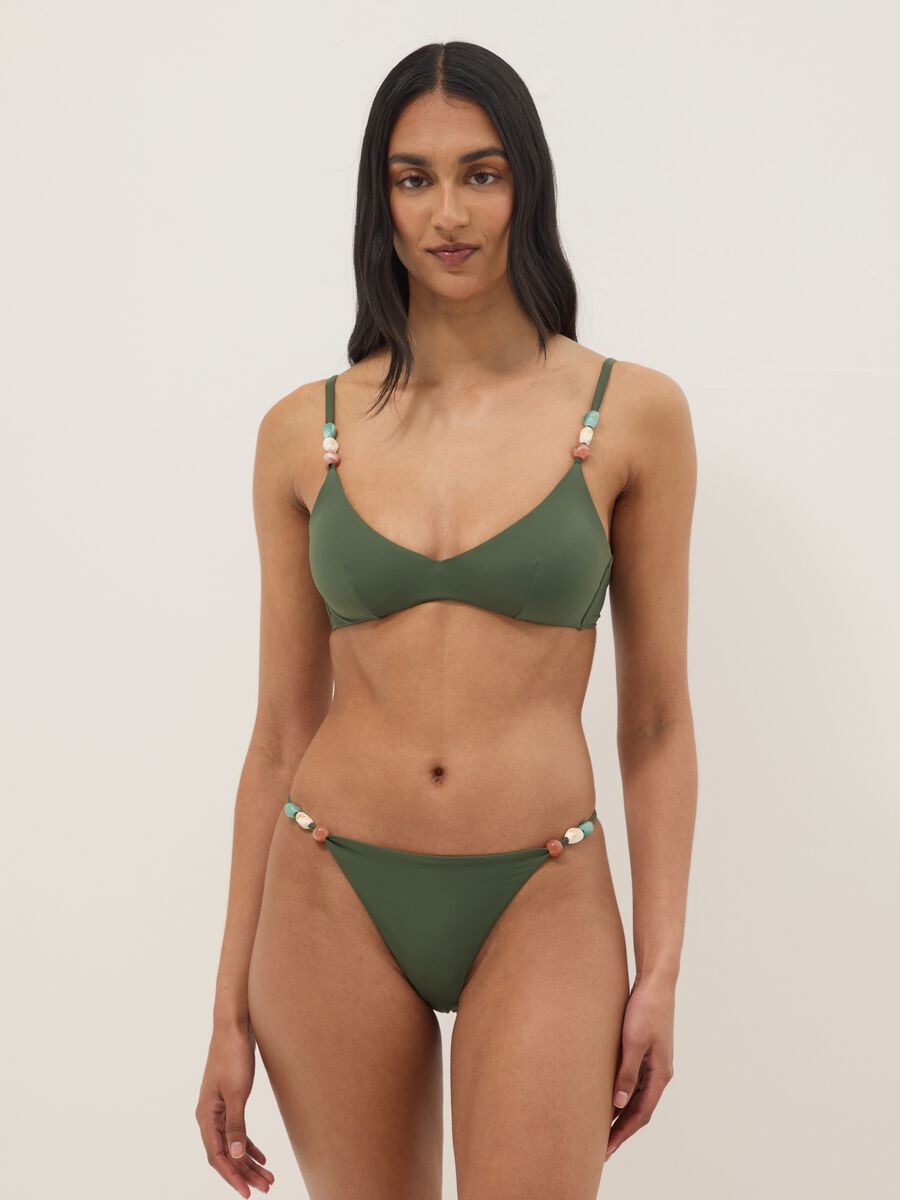 Top bikini in tessuto elasticizzato verde con bretelle decorate_1