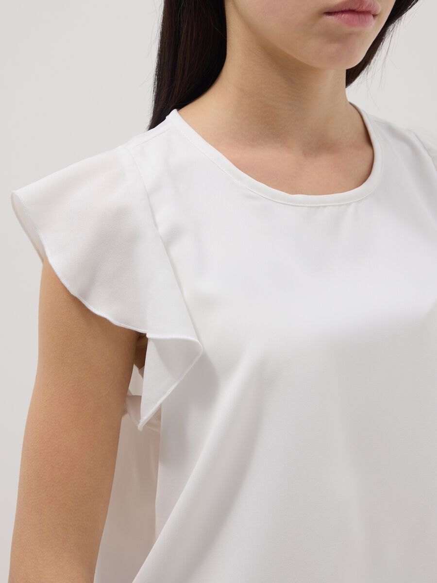 Blusa bianca da ragazza regular fit con maniche a volant_1