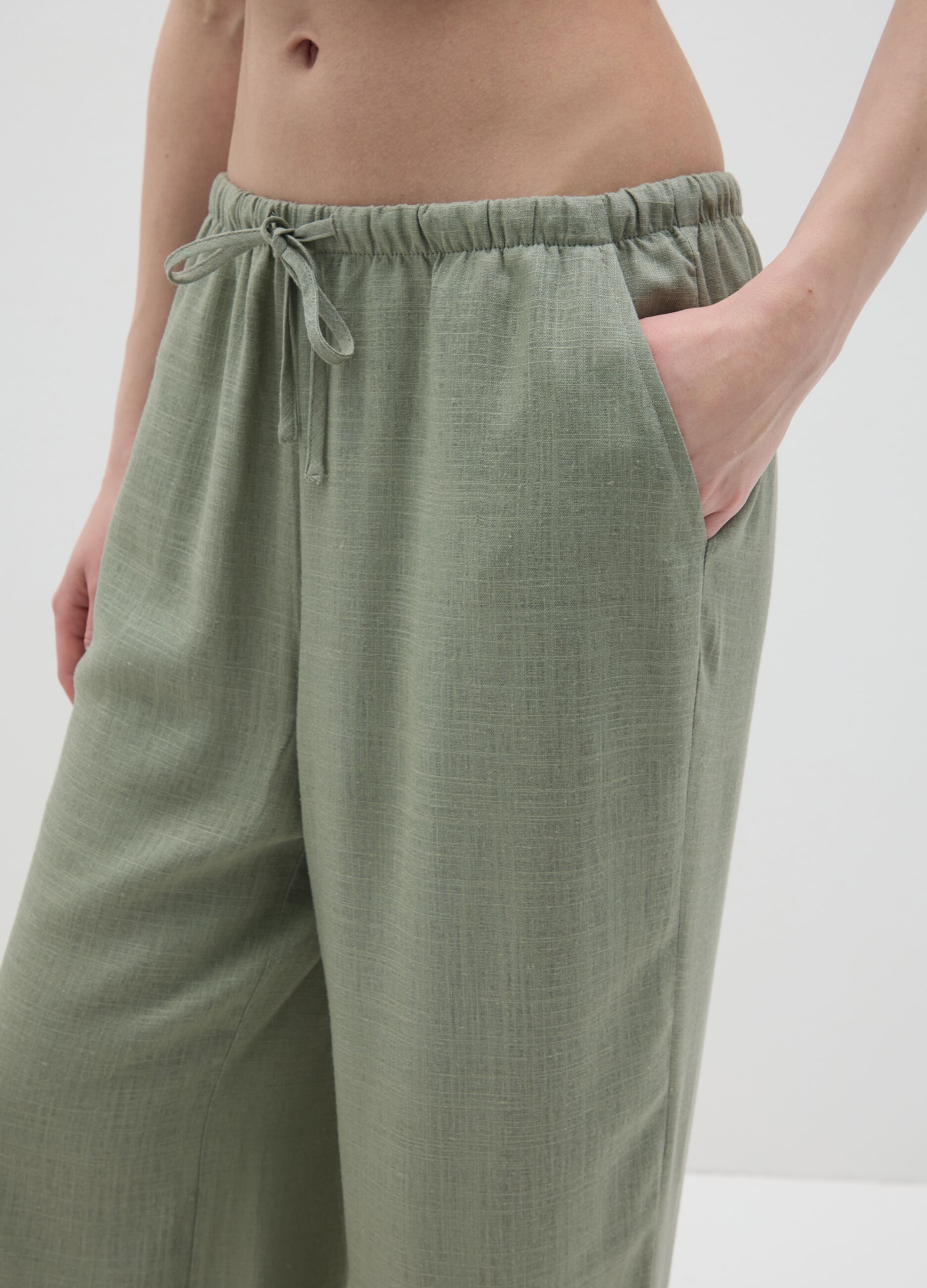 Green wide trousers made of viscose and linen