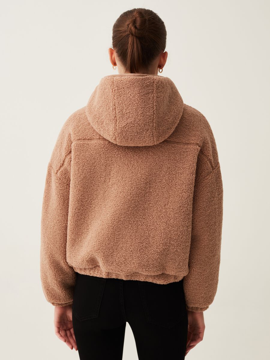 Giacca corta in sherpa con cappuccio_2
