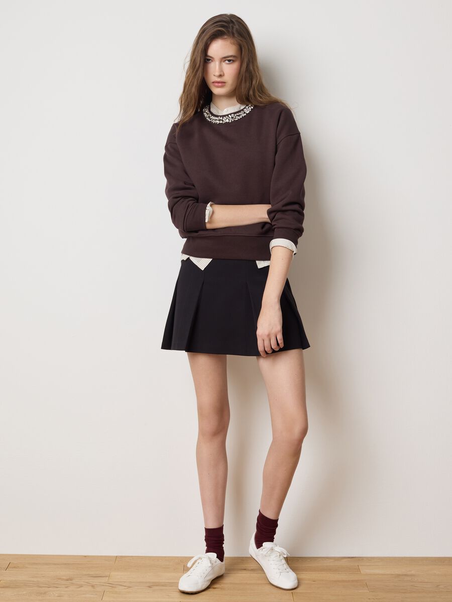 Felpa in misto cotone marrone regular fit con scollo rotondo decorato_2